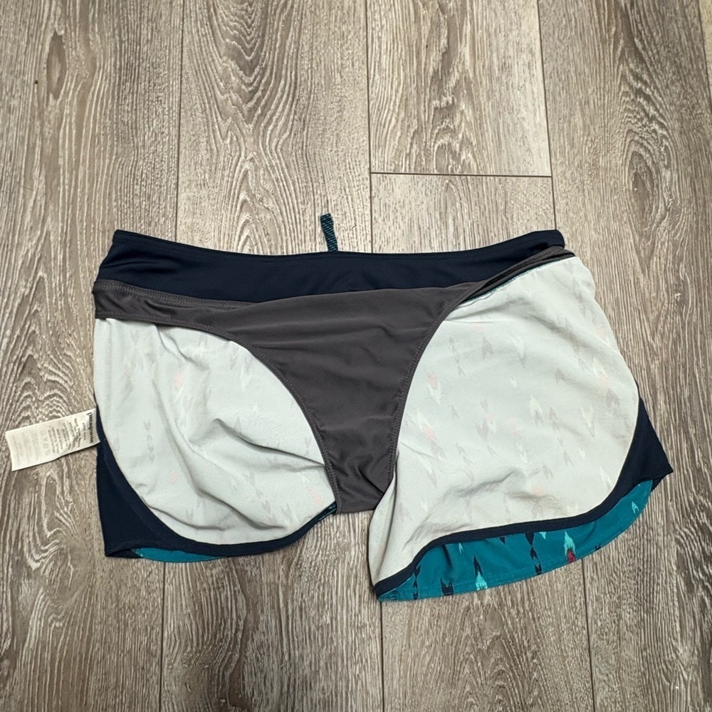 Patagonia Teal and Black Arrow Print Shorts - Picture 8 of 8